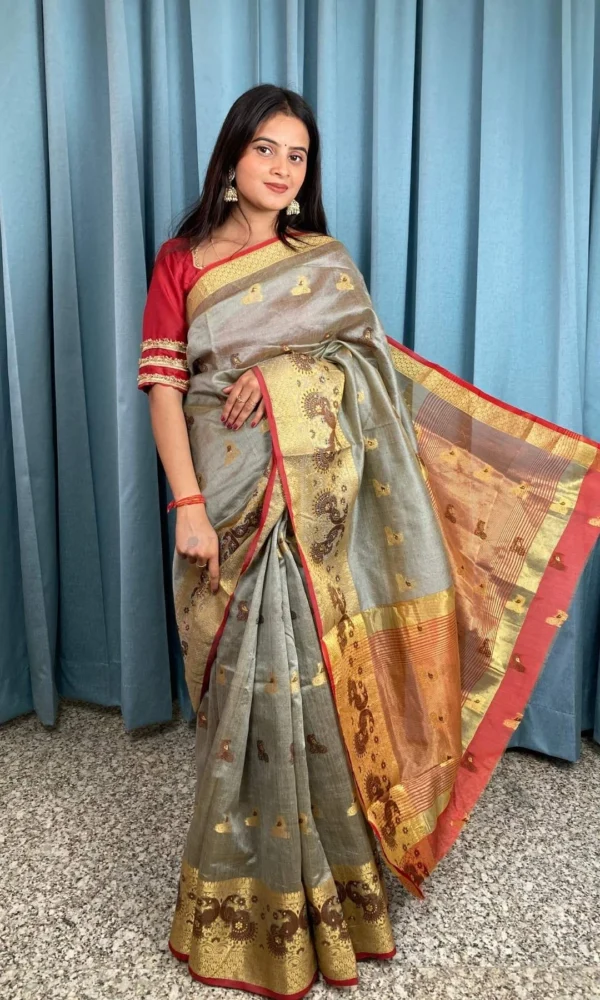 GREY SAREE WITH GOLDEN PALLU AND RED BLOUSE PIECE - Image 2